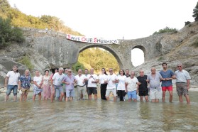 The Brave Women of Kruščica joined forces with Shushica Valley locals, forming a symbolic human chain across the Shushica in front of Brataj’s historic bridge to fight the destructive water abstraction project.